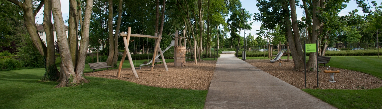 Parc du Castrum à Yverdon-les-Bains avec vue sur la place de jeux